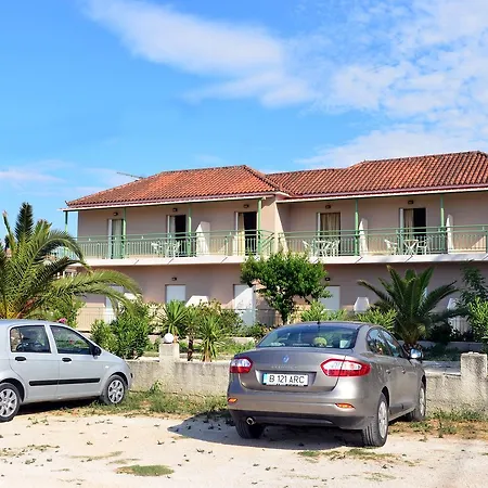 Apartament Dennis *